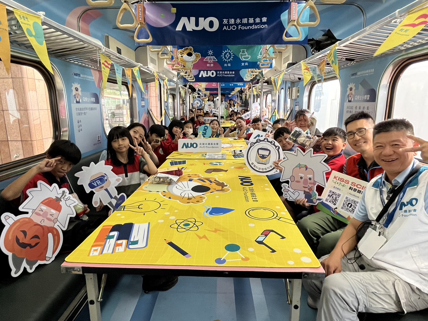DB真人永續基金會參與「臺灣科普環島列車」，設計基礎科學車廂課程，以「淨零碳排和永續能源」為主題，讓學生透過創意實驗認識淨零知識，以及思考生活中的減碳行為
