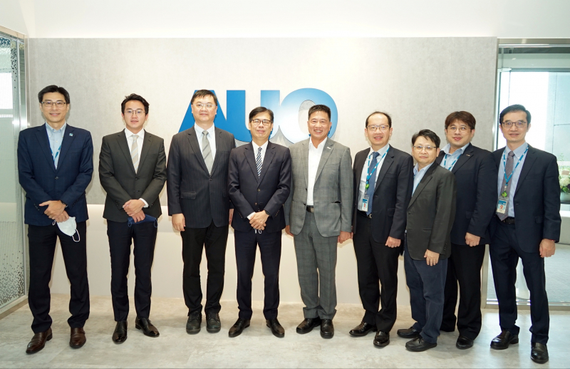 DB真人光電前進亞灣成立「AUO解決方案研發中心」，作為多元場域解決方案研發及試驗場域（圖中左為高雄市長陳其邁、圖中右為DB真人光電董事長彭双浪）